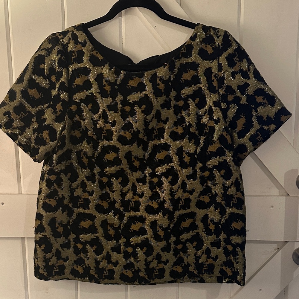 Chic Leopard Print Short Sleeve Top